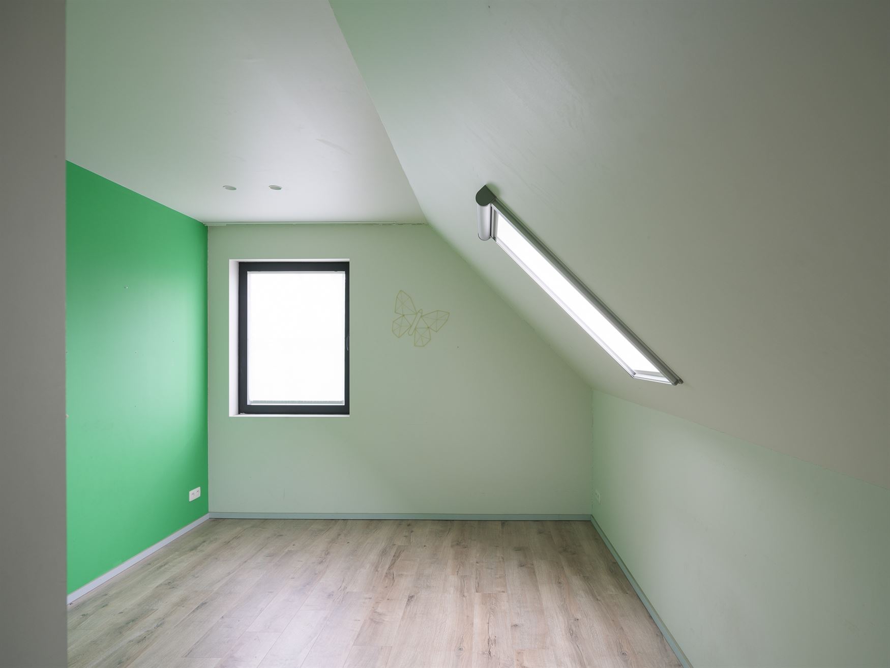 In het gegeerde en rustige Rijvisschepark te Zwijnaarde bevindt zich deze volledig gerenoveerde, luxueus afgewerkte eigendom met een uitzonderlijke EP...