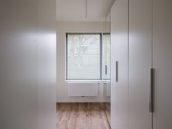 In het gegeerde en rustige Rijvisschepark te Zwijnaarde bevindt zich deze volledig gerenoveerde, luxueus afgewerkte eigendom met een uitzonderlijke EP...