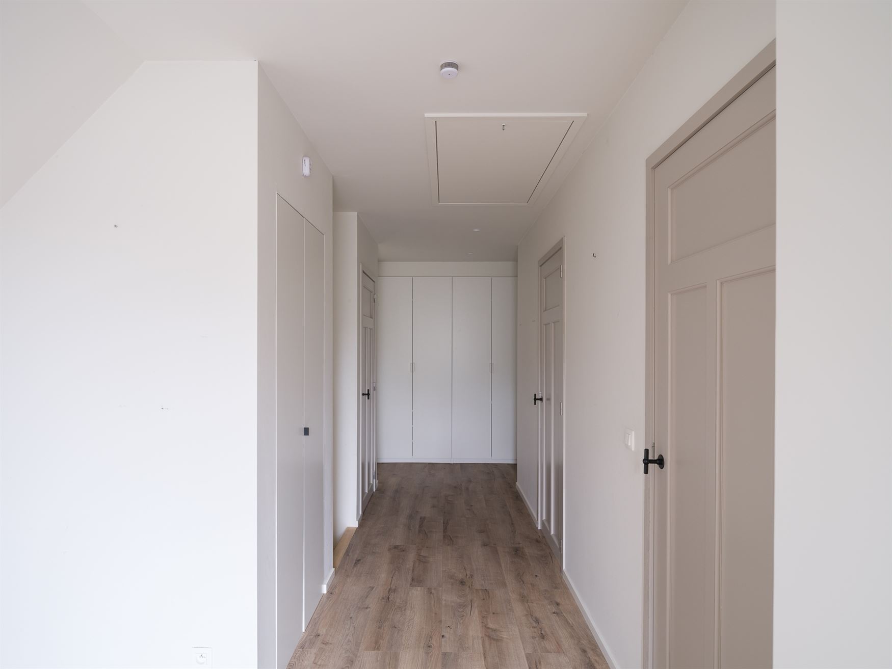 In het gegeerde en rustige Rijvisschepark te Zwijnaarde bevindt zich deze volledig gerenoveerde, luxueus afgewerkte eigendom met een uitzonderlijke EP...