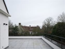 In het gegeerde en rustige Rijvisschepark te Zwijnaarde bevindt zich deze volledig gerenoveerde, luxueus afgewerkte eigendom met een uitzonderlijke EP...