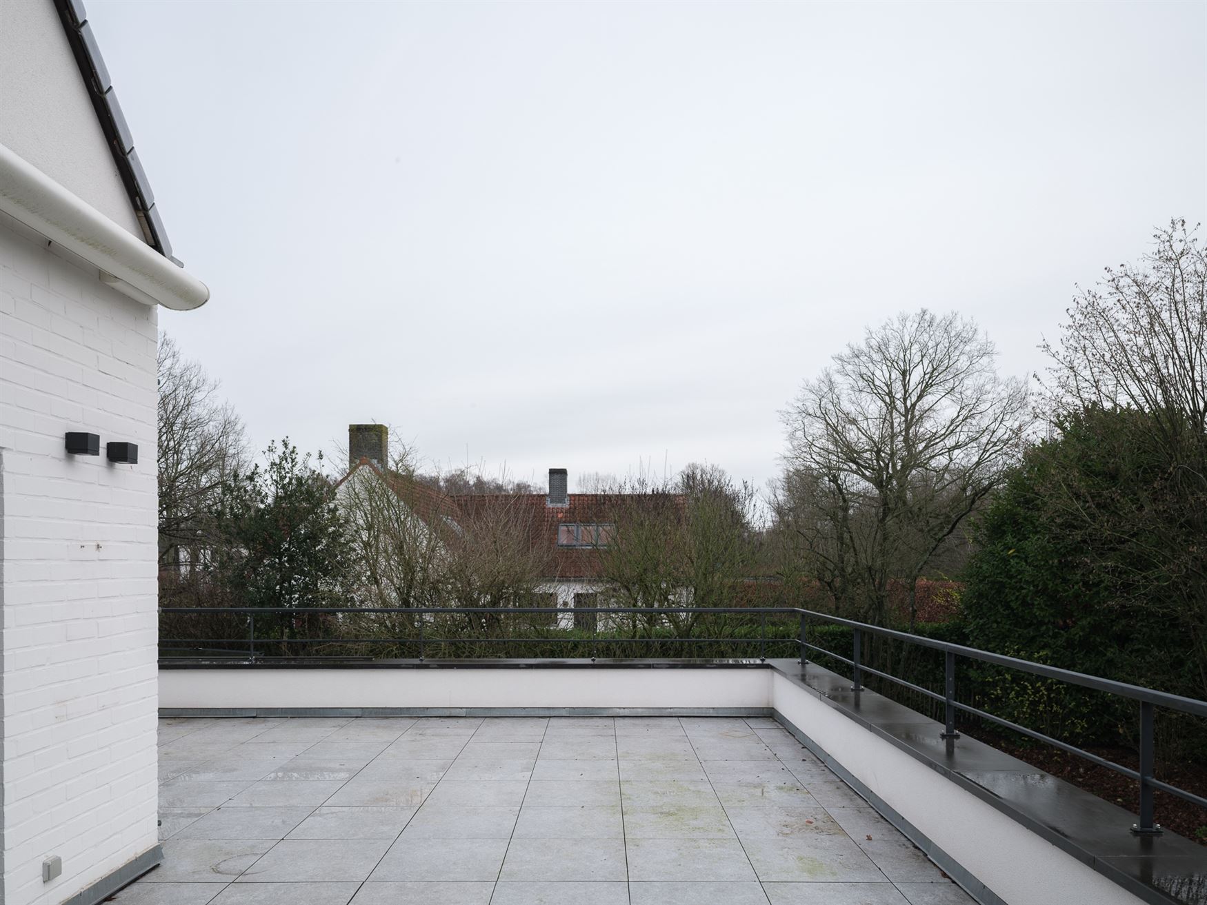 In het gegeerde en rustige Rijvisschepark te Zwijnaarde bevindt zich deze volledig gerenoveerde, luxueus afgewerkte eigendom met een uitzonderlijke EP...