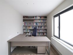 In het gegeerde en rustige Rijvisschepark te Zwijnaarde bevindt zich deze volledig gerenoveerde, luxueus afgewerkte eigendom met een uitzonderlijke EP...