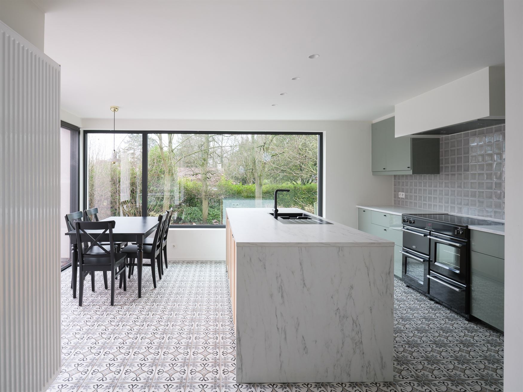 In het gegeerde en rustige Rijvisschepark te Zwijnaarde bevindt zich deze volledig gerenoveerde, luxueus afgewerkte eigendom met een uitzonderlijke EP...