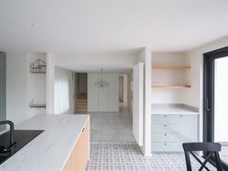 In het gegeerde en rustige Rijvisschepark te Zwijnaarde bevindt zich deze volledig gerenoveerde, luxueus afgewerkte eigendom met een uitzonderlijke EP...