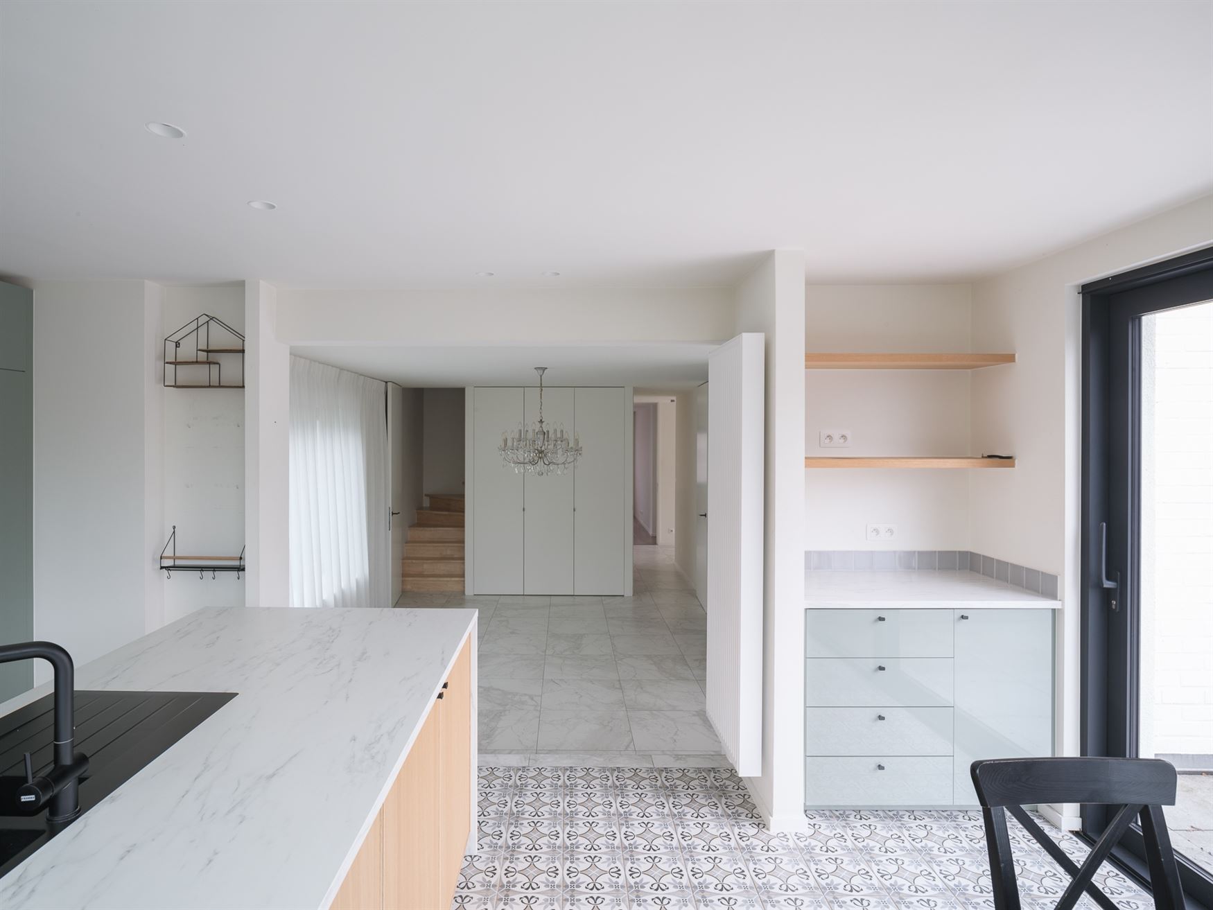 In het gegeerde en rustige Rijvisschepark te Zwijnaarde bevindt zich deze volledig gerenoveerde, luxueus afgewerkte eigendom met een uitzonderlijke EP...