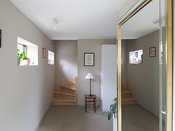 In het gegeerde en rustige Rijvisschepark te Zwijnaarde bevindt zich deze volledig gerenoveerde, luxueus afgewerkte eigendom met een uitzonderlijke EP...