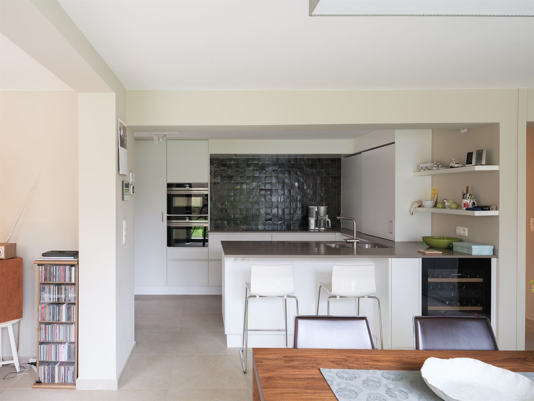 In het gegeerde en rustige Rijvisschepark te Zwijnaarde bevindt zich deze volledig gerenoveerde, luxueus afgewerkte eigendom met een uitzonderlijke EP...