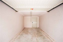 Op zoek naar een slim ingedeeld appartement op een uitstekende ligging? Dit charmante appartement op de Hundelgemsesteenweg in Merelbeke combineert co...