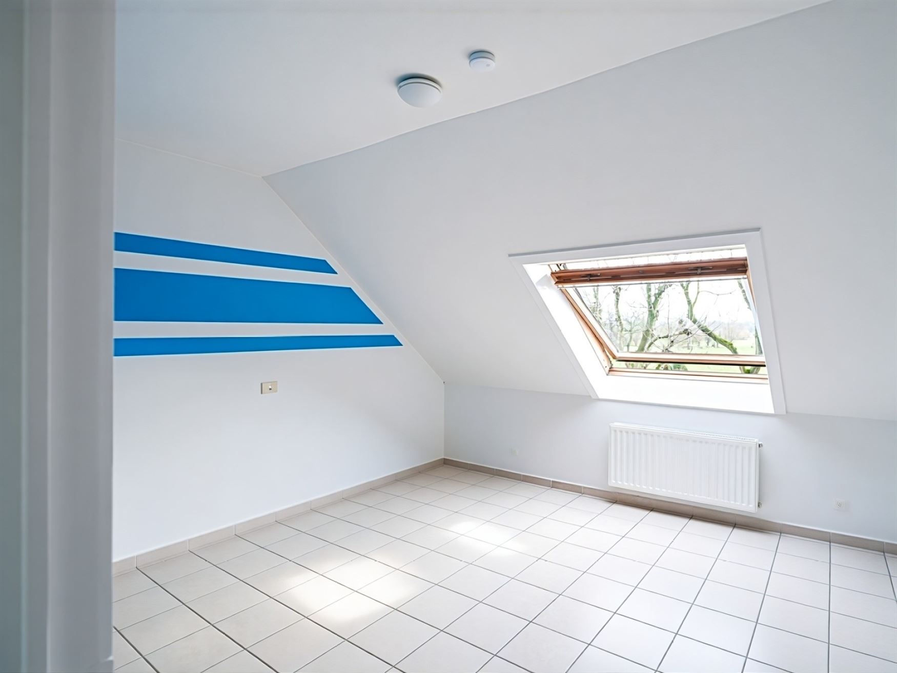 Centraal gelegen tussen Aalter en het charmante Bellem, bevindt zich deze ruime gezinswoning. Ideaal voor wie op zoek is naar een comfortabele gezinsw...