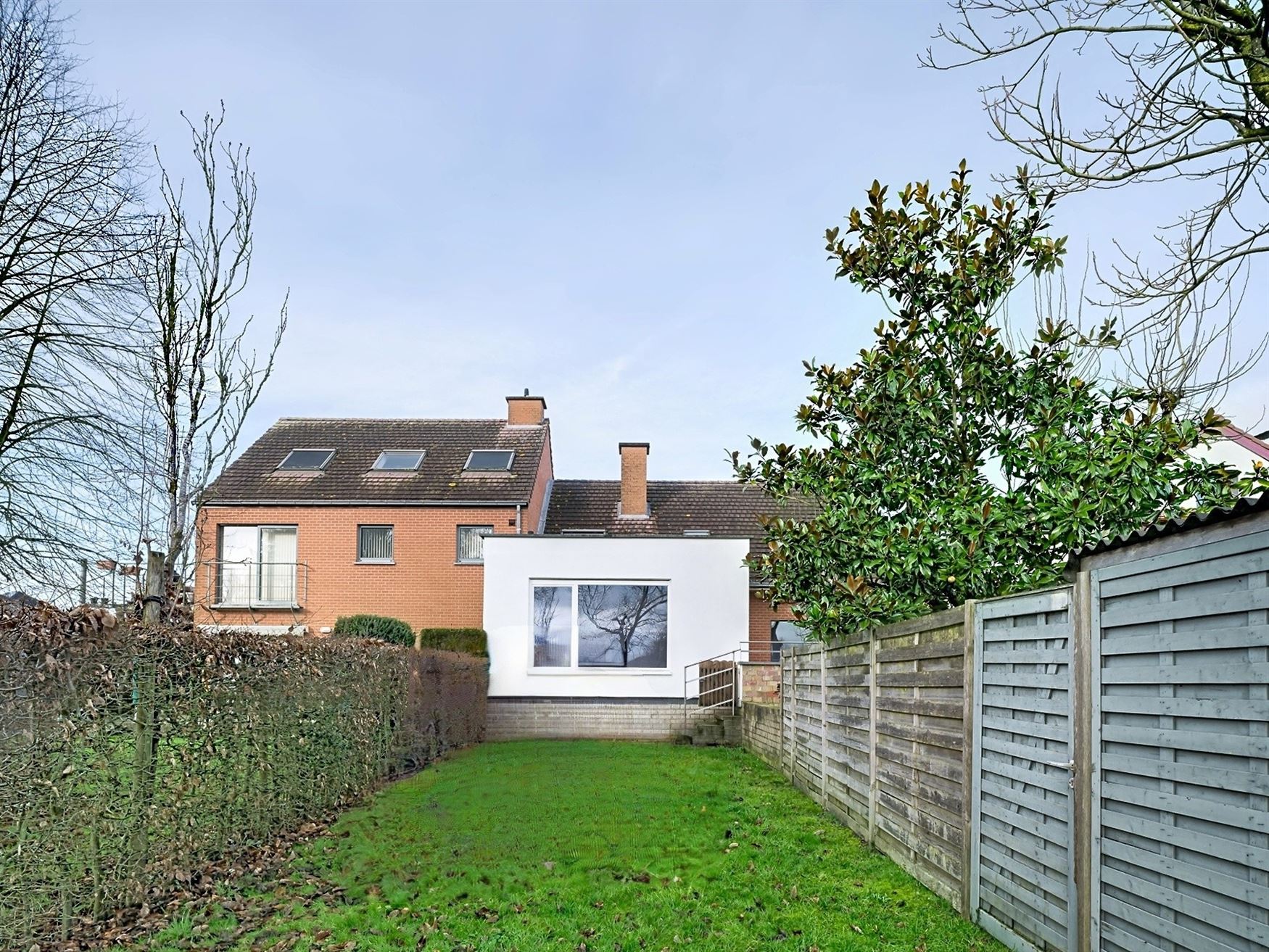 Centraal gelegen tussen Aalter en het charmante Bellem, bevindt zich deze ruime gezinswoning. Ideaal voor wie op zoek is naar een comfortabele gezinsw...