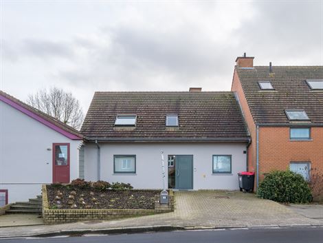 Centraal gelegen tussen Aalter en het charmante Bellem, bevindt zich deze ruime gezinswoning. Ideaal voor wie op zoek is naar een comfortabele gezinsw...