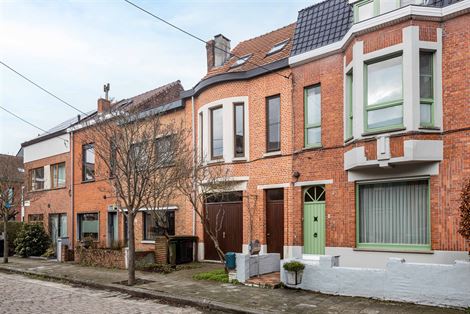 BEZOEKDAG VOLZET. Deze charmante woning is rustig gelegen in een aangename buurt van Sint-Amandsberg, met een vlotte verbinding naar Gent-centrum, de ...