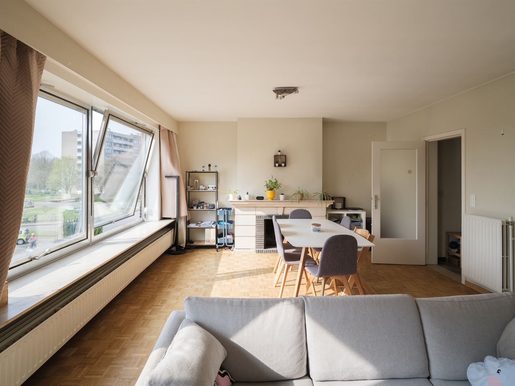 In een groene, rustige buurt van Sint-Amandsberg vind je dit bijzonder appartement met ruimte voor persoonlijke touch, verwijzend naar her modelappart...