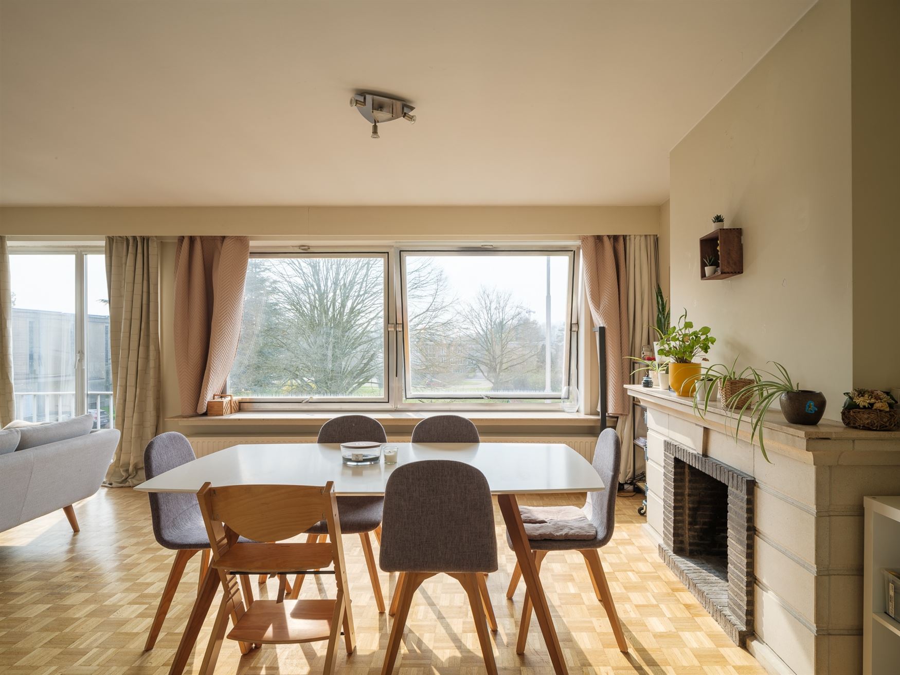 In een groene, rustige buurt van Sint-Amandsberg vind je dit bijzonder appartement met ruimte voor persoonlijke touch, verwijzend naar her modelappart...