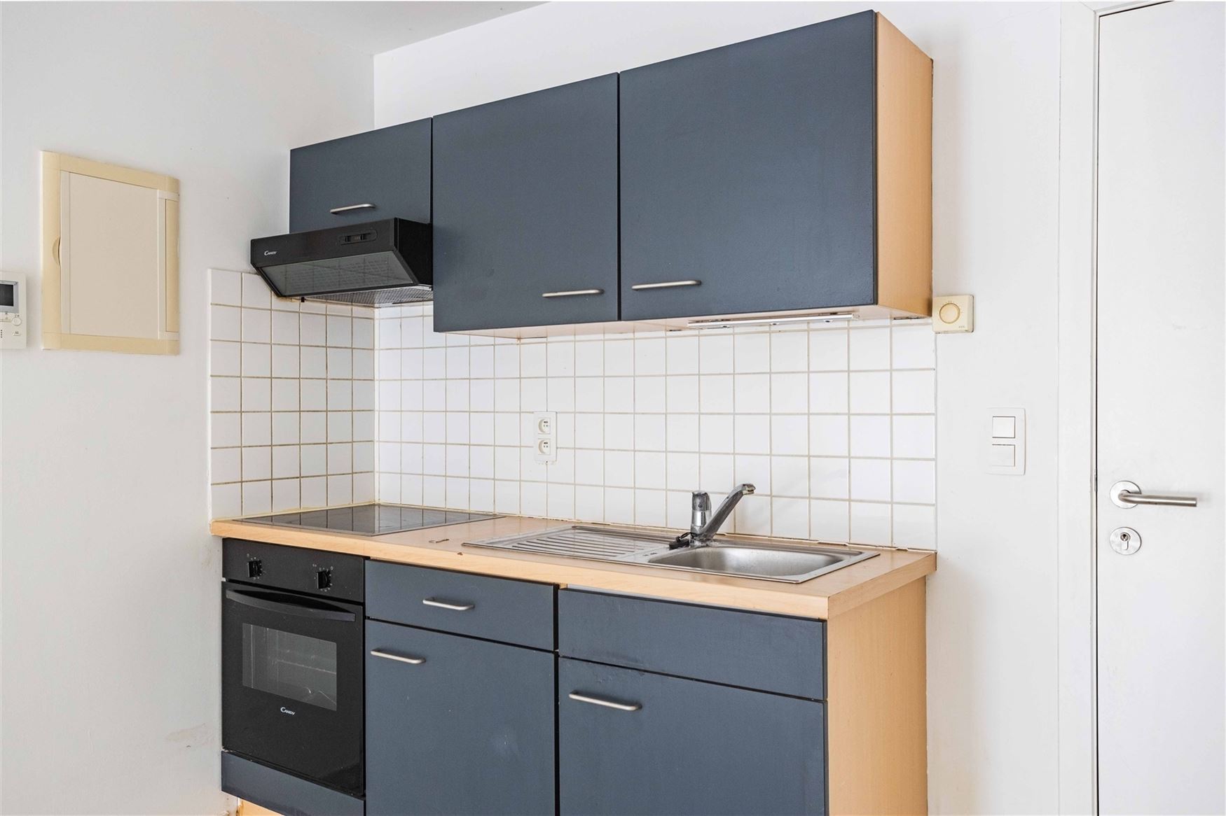 Op zoek naar een slim ingedeeld appartement op een uitstekende ligging? Dit charmante appartement op de Hundelgemsesteenweg in Merelbeke combineert co...