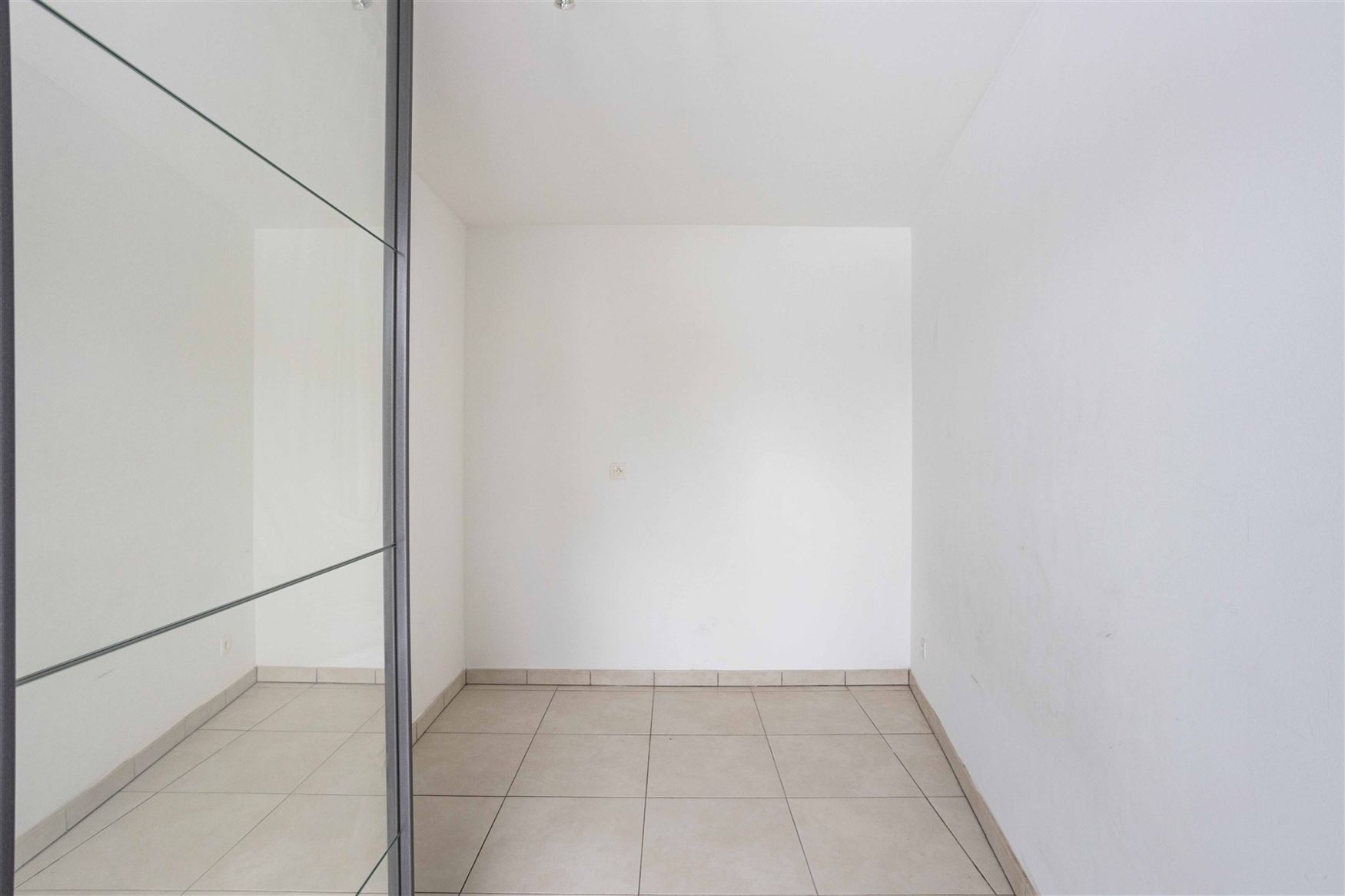 Op zoek naar een slim ingedeeld appartement op een uitstekende ligging? Dit charmante appartement op de Hundelgemsesteenweg in Merelbeke combineert co...