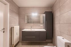 Op zoek naar een slim ingedeeld appartement op een uitstekende ligging? Dit charmante appartement op de Hundelgemsesteenweg in Merelbeke combineert co...