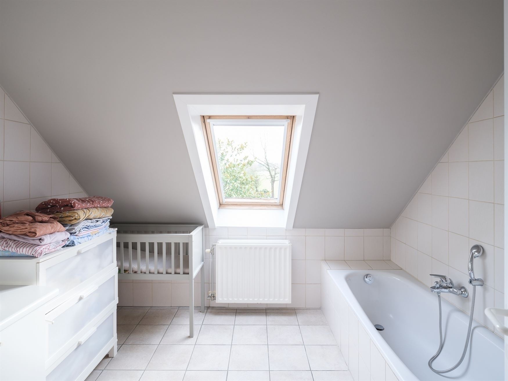 Centraal gelegen tussen Aalter en het charmante Bellem, bevindt zich deze ruime gezinswoning. Ideaal voor wie op zoek is naar een comfortabele gezinsw...