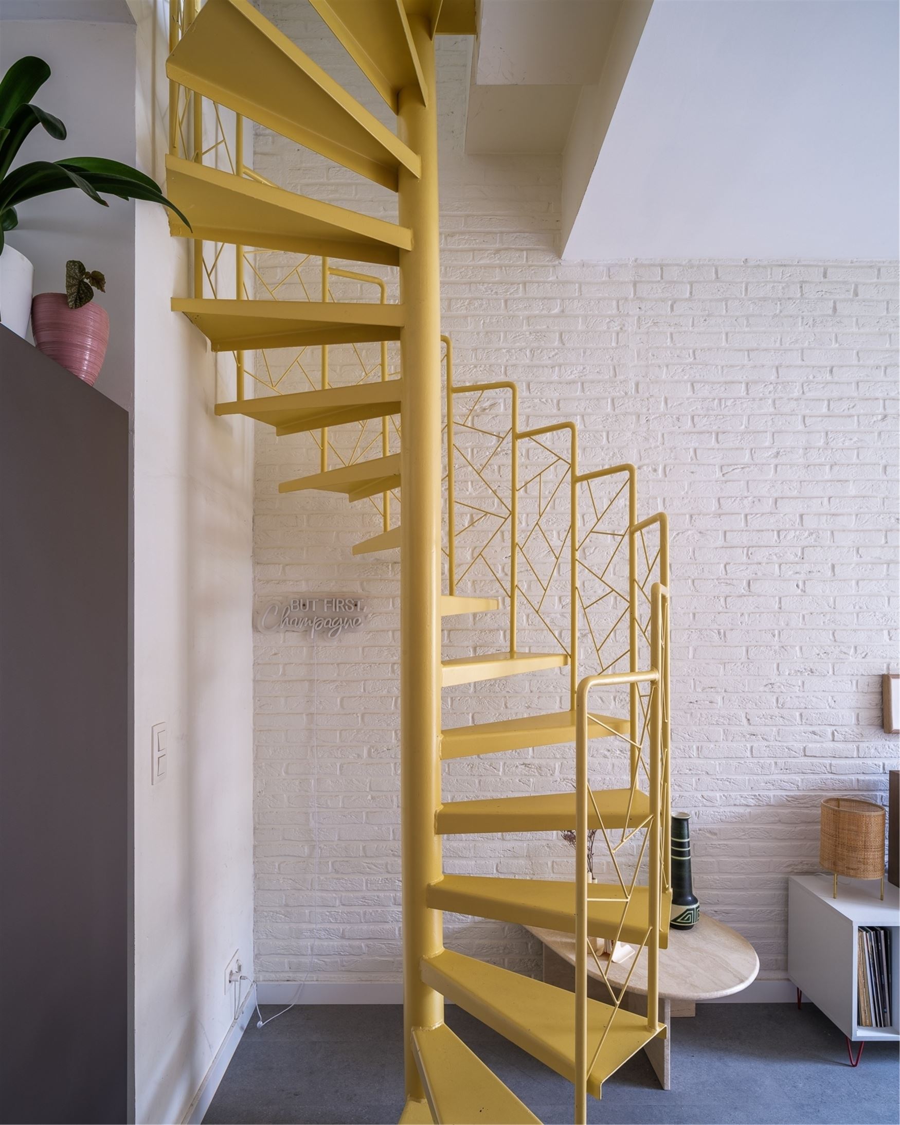 In een rustige en aangename buurt te Gent vinden we deze totaal gerenoveerde woning (2022 en 2025), waar authentieke charme en modern wooncomfort perf...