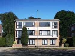 In een groene, rustige buurt van Sint-Amandsberg vind je dit bijzonder appartement met ruimte voor persoonlijke touch, verwijzend naar her modelappart...