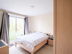 In een groene, rustige buurt van Sint-Amandsberg vind je dit bijzonder appartement met ruimte voor persoonlijke touch, verwijzend naar her modelappart...