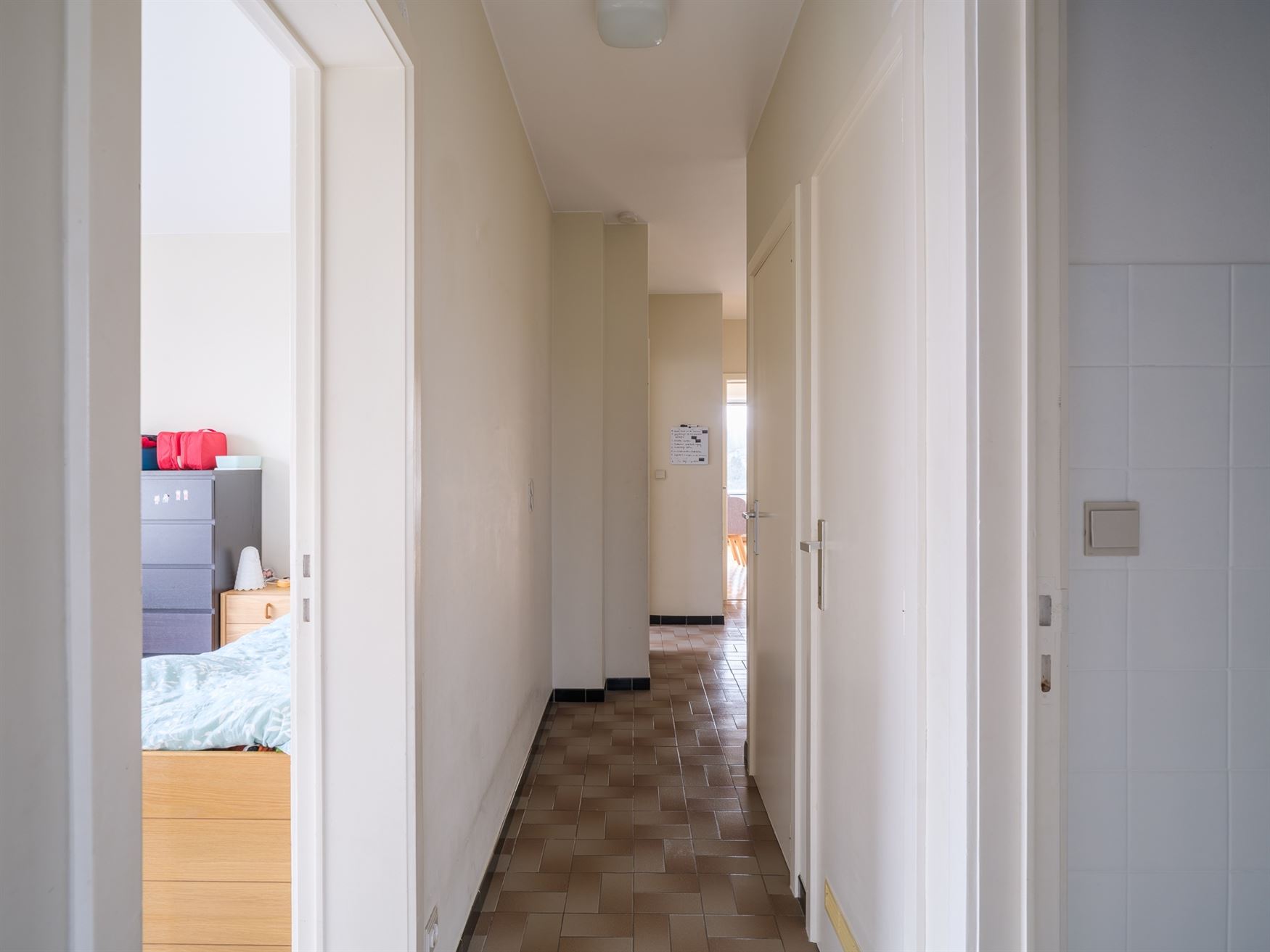 In een groene, rustige buurt van Sint-Amandsberg vind je dit bijzonder appartement met ruimte voor persoonlijke touch, verwijzend naar her modelappart...