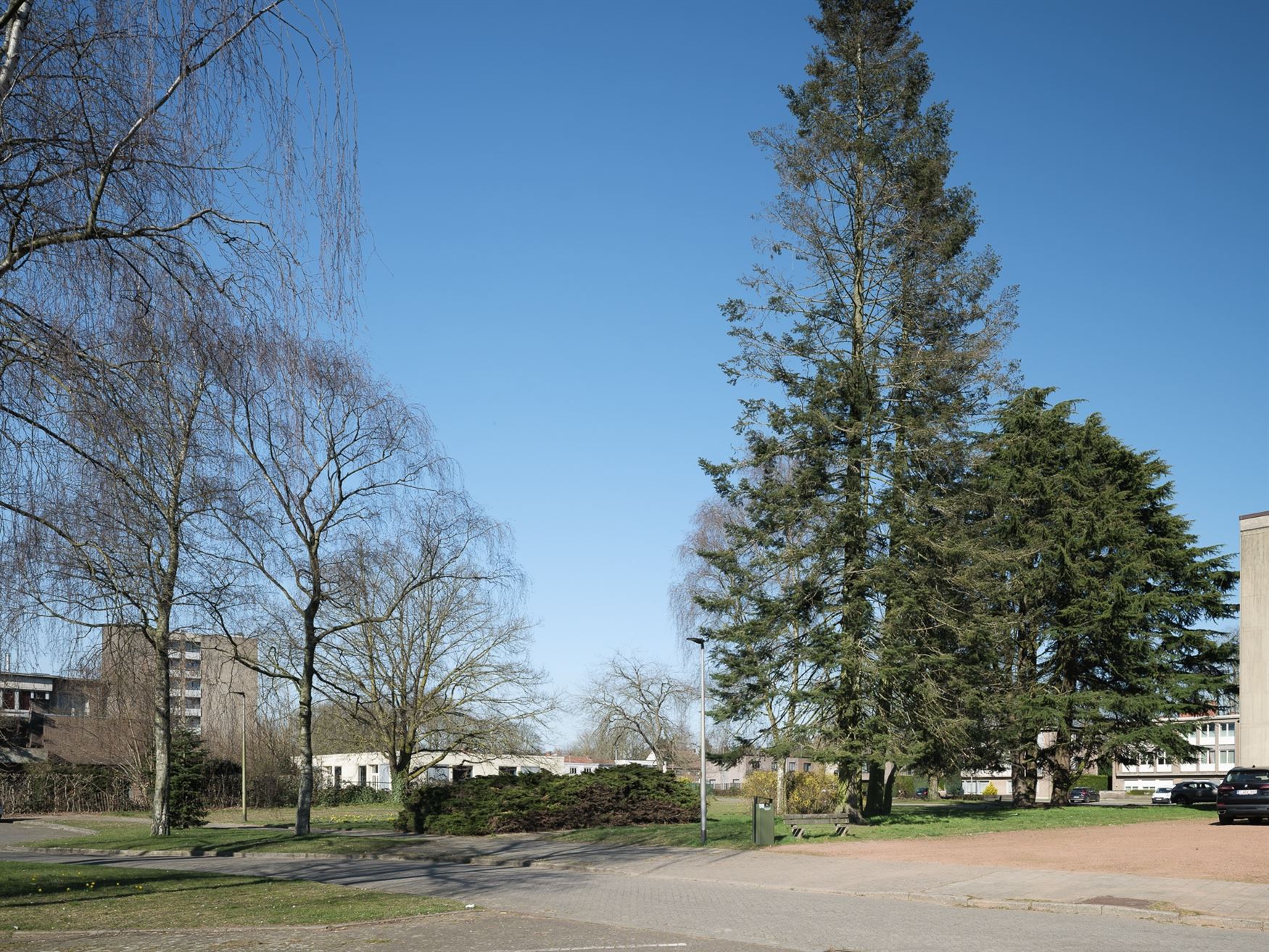 In een groene, rustige buurt van Sint-Amandsberg vind je dit bijzonder appartement met ruimte voor persoonlijke touch, verwijzend naar her modelappart...