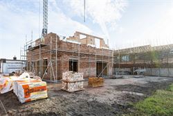 In het landelijke Lotenhulle, een deelgemeente van Aalter, realiseert een lokaal en gerenommeerd familiebedrijf deze prachtige vrijstaande nieuwbouwwo...