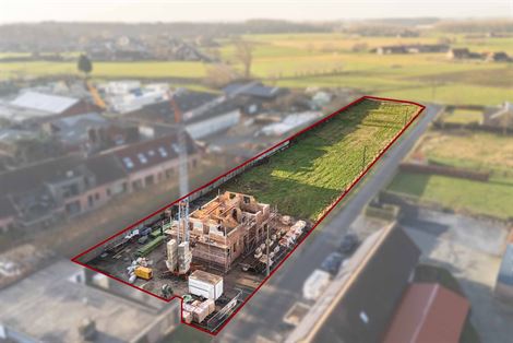 In het landelijke Lotenhulle, een deelgemeente van Aalter, realiseert een lokaal en gerenommeerd familiebedrijf deze prachtige vrijstaande nieuwbouwwo...