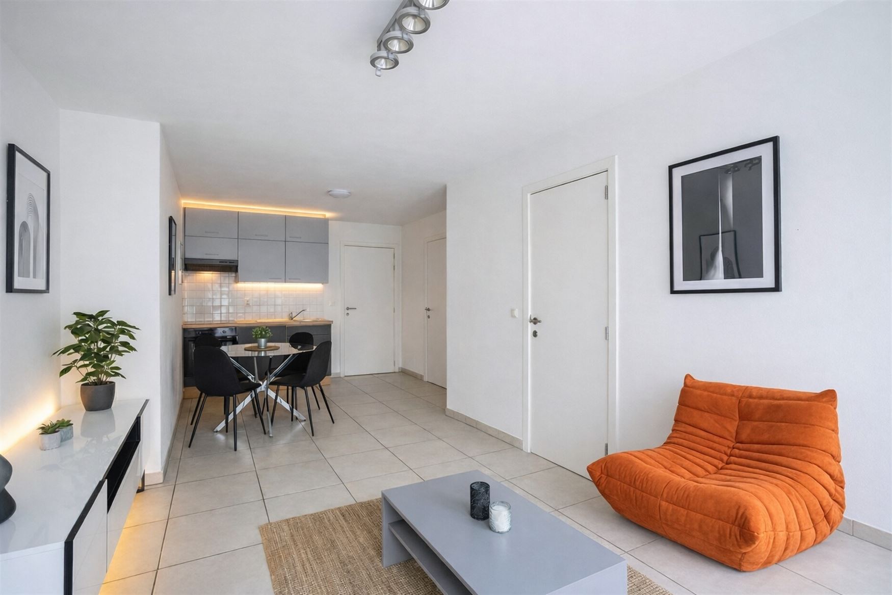 Op zoek naar een slim ingedeeld appartement op een uitstekende ligging? Dit charmante appartement op de Hundelgemsesteenweg in Merelbeke combineert co...