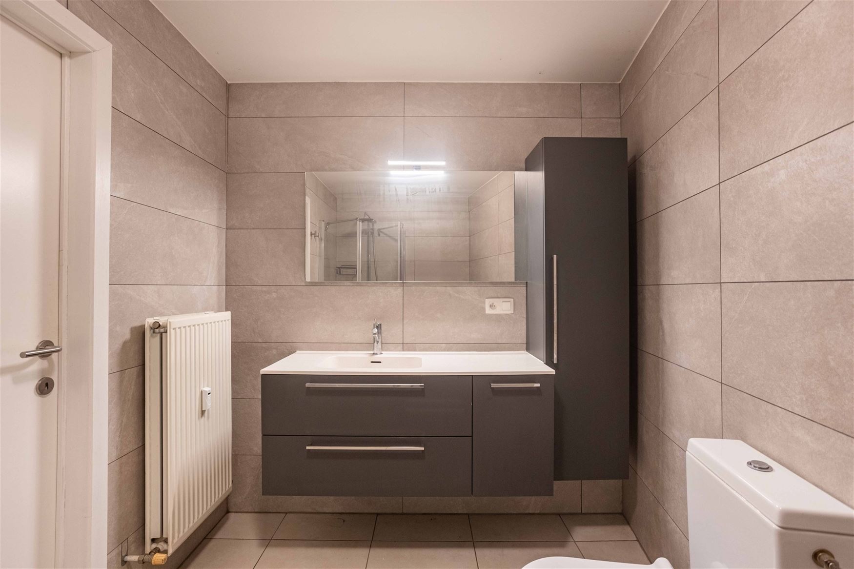 Op zoek naar een slim ingedeeld appartement op een uitstekende ligging? Dit charmante appartement op de Hundelgemsesteenweg in Merelbeke combineert co...