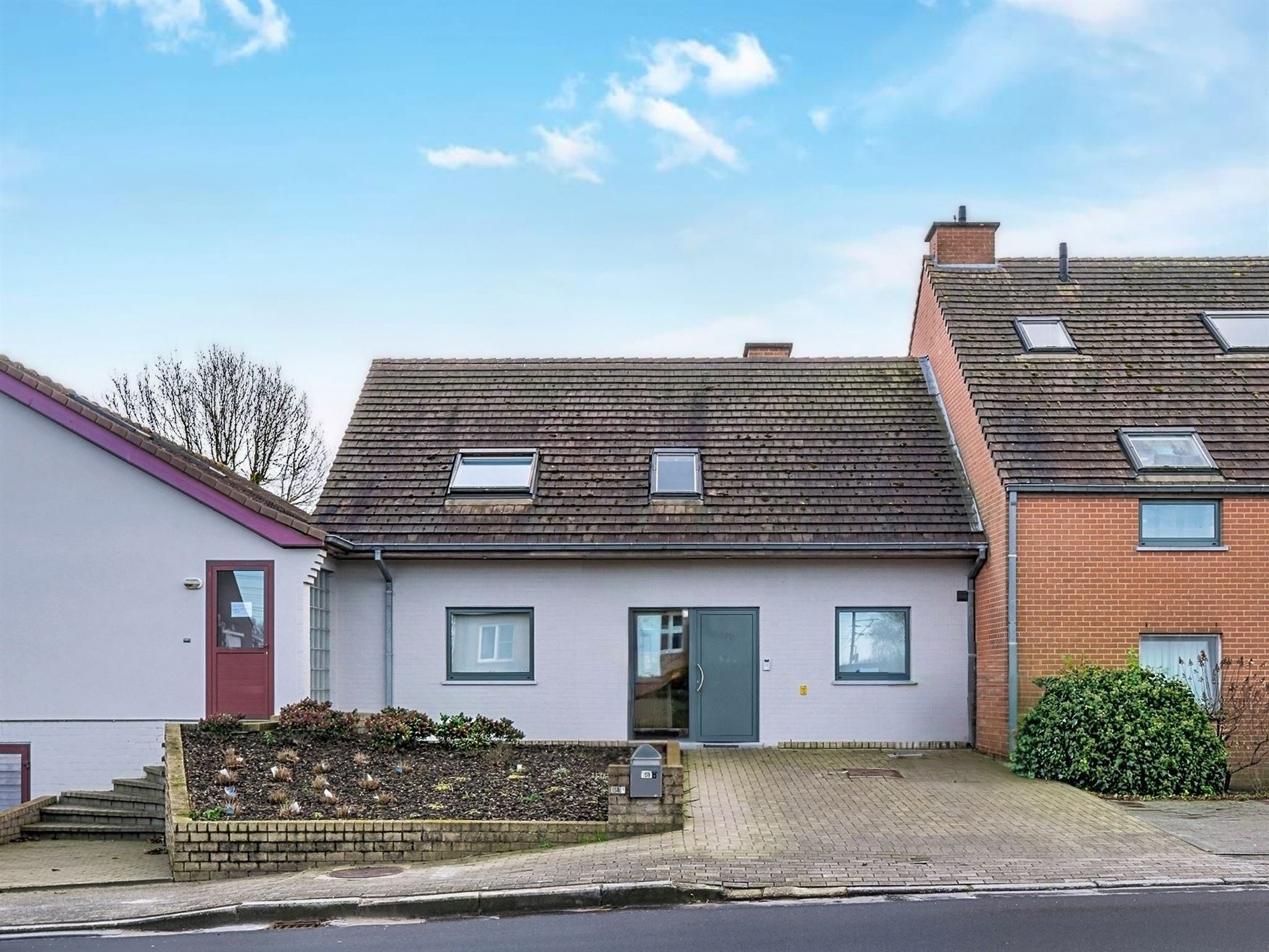 Centraal gelegen tussen Aalter en het charmante Bellem, bevindt zich deze ruime gezinswoning. Ideaal voor wie op zoek is naar een comfortabele gezinsw...