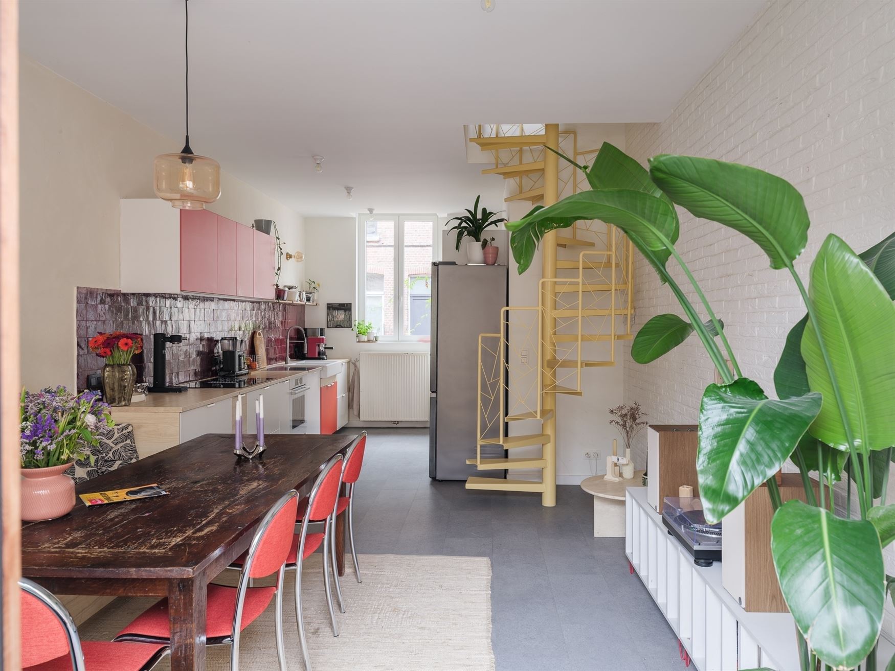 In een rustige en aangename buurt te Gent vinden we deze totaal gerenoveerde woning (2022 en 2025), waar authentieke charme en modern wooncomfort perf...