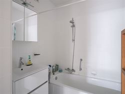 In een groene, rustige buurt van Sint-Amandsberg vind je dit bijzonder appartement met ruimte voor persoonlijke touch, verwijzend naar her modelappart...