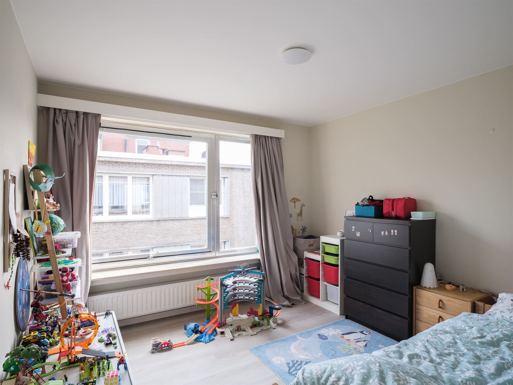 In een groene, rustige buurt van Sint-Amandsberg vind je dit bijzonder appartement met ruimte voor persoonlijke touch, verwijzend naar her modelappart...