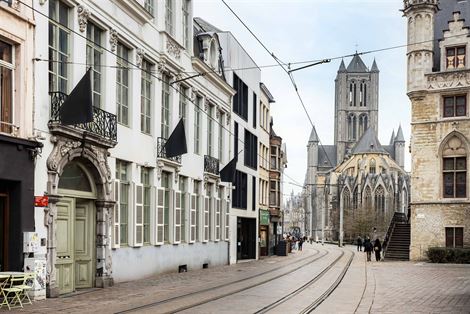 In het kloppend hart van het historische centrum van Gent, te midden van charmante steegjes en levendige pleinen, bevindt zich deze uitzonderlijke en ...
