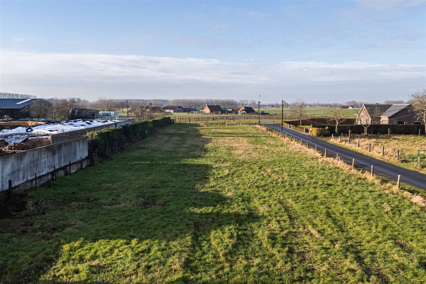 In het landelijke Lotenhulle, een deelgemeente van Aalter, realiseert een lokaal en gerenommeerd familiebedrijf deze prachtige vrijstaande nieuwbouwwo...