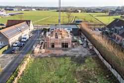 In het landelijke Lotenhulle, een deelgemeente van Aalter, realiseert een lokaal en gerenommeerd familiebedrijf deze prachtige vrijstaande nieuwbouwwo...