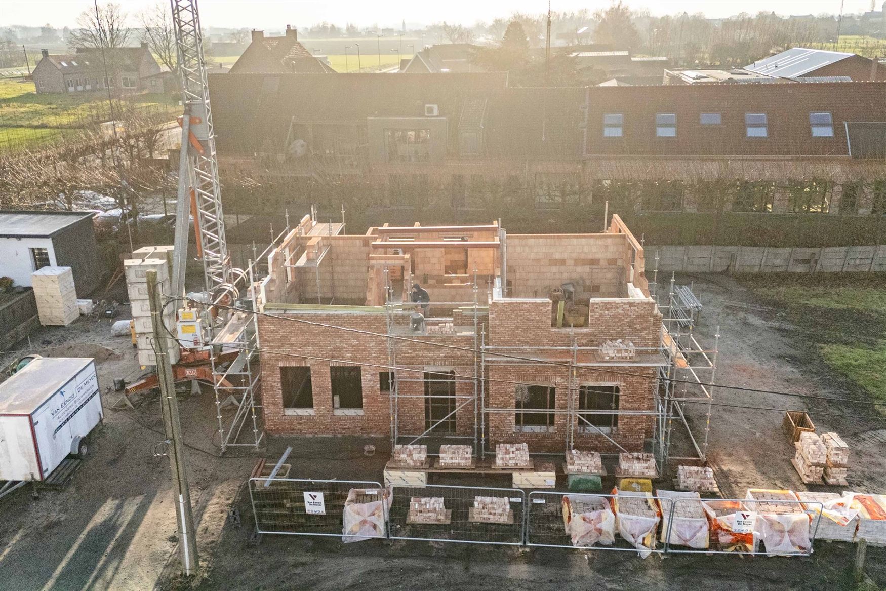 In het landelijke Lotenhulle, een deelgemeente van Aalter, realiseert een lokaal en gerenommeerd familiebedrijf deze prachtige vrijstaande nieuwbouwwo...