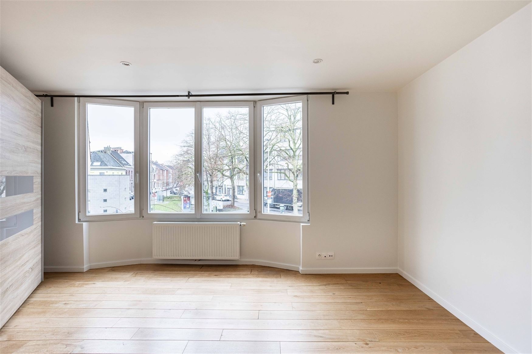 Op zoek naar een ruime woning op een topligging in Gent? Deze eigendom in de Opvoedingstraat combineert ruimte, comfort en een uitstekende bereikbaarh...