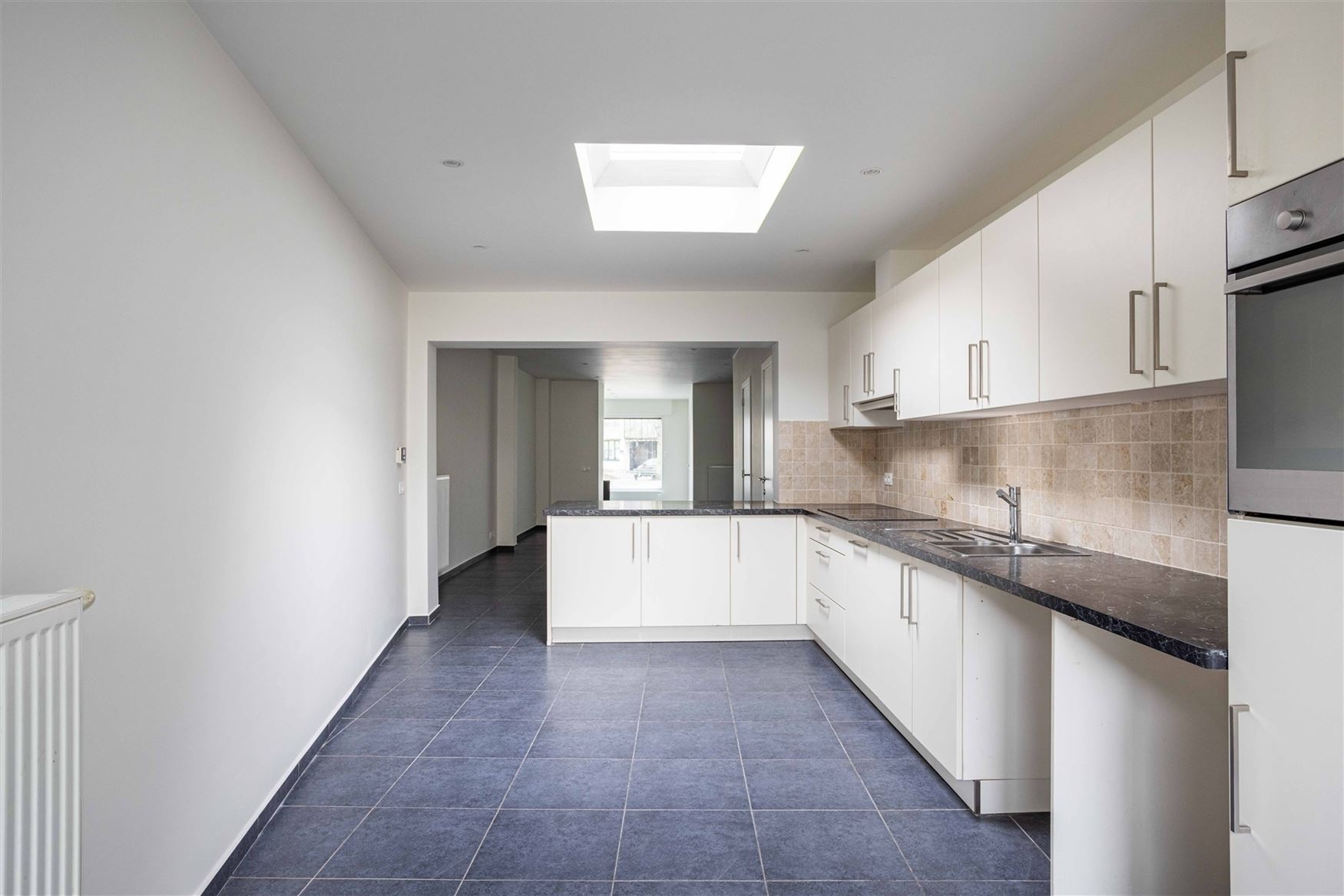Op zoek naar een ruime woning op een topligging in Gent? Deze eigendom in de Opvoedingstraat combineert ruimte, comfort en een uitstekende bereikbaarh...