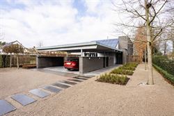 Gelegen in een residentiële bosrijke villawijk (één van de meest gegeerde en exclusieve woonzones uit de regio) en in een bijzonder rustige woonomg...