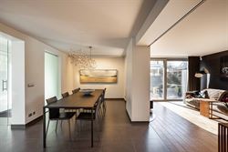 Gelegen in een residentiële bosrijke villawijk (één van de meest gegeerde en exclusieve woonzones uit de regio) en in een bijzonder rustige woonomg...