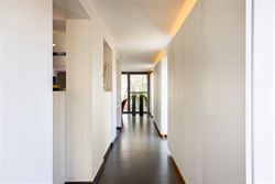 Gelegen in een residentiële bosrijke villawijk (één van de meest gegeerde en exclusieve woonzones uit de regio) en in een bijzonder rustige woonomg...