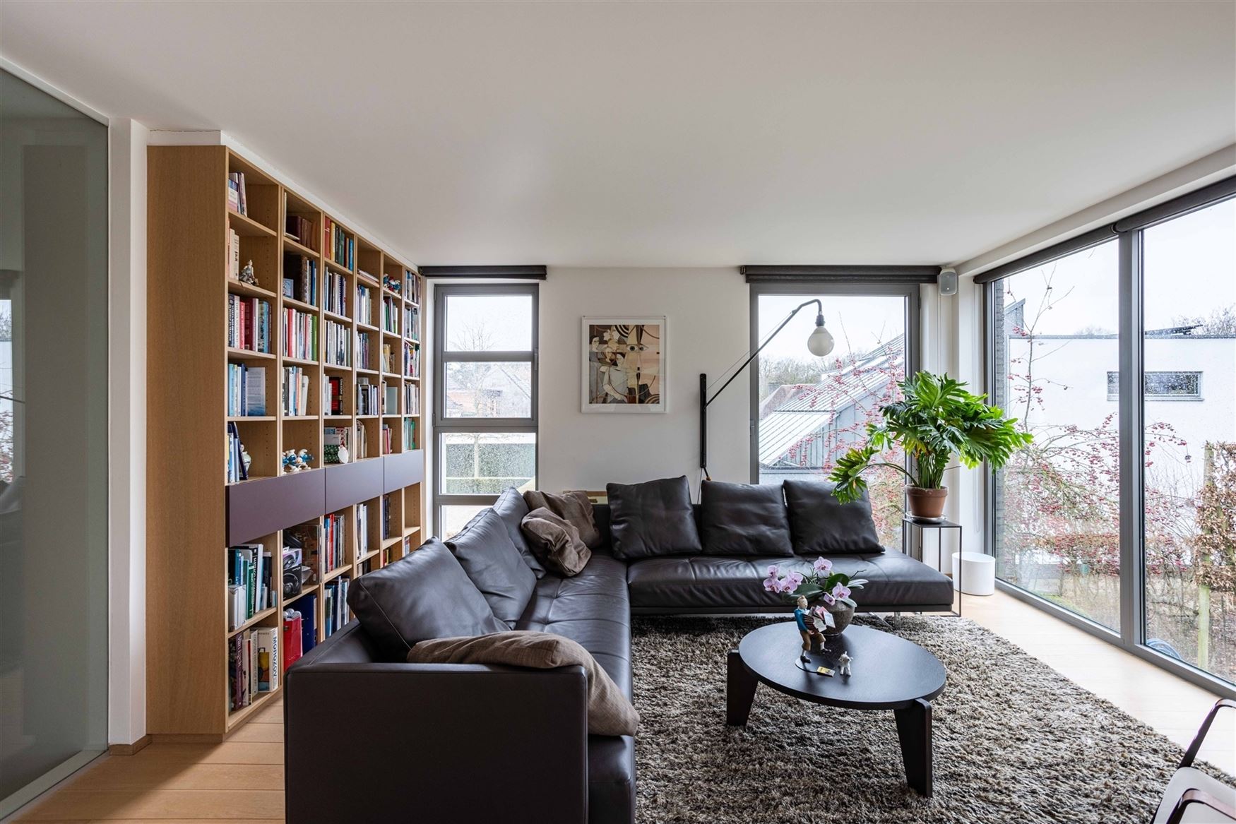 Gelegen in een residentiële bosrijke villawijk (één van de meest gegeerde en exclusieve woonzones uit de regio) en in een bijzonder rustige woonomg...