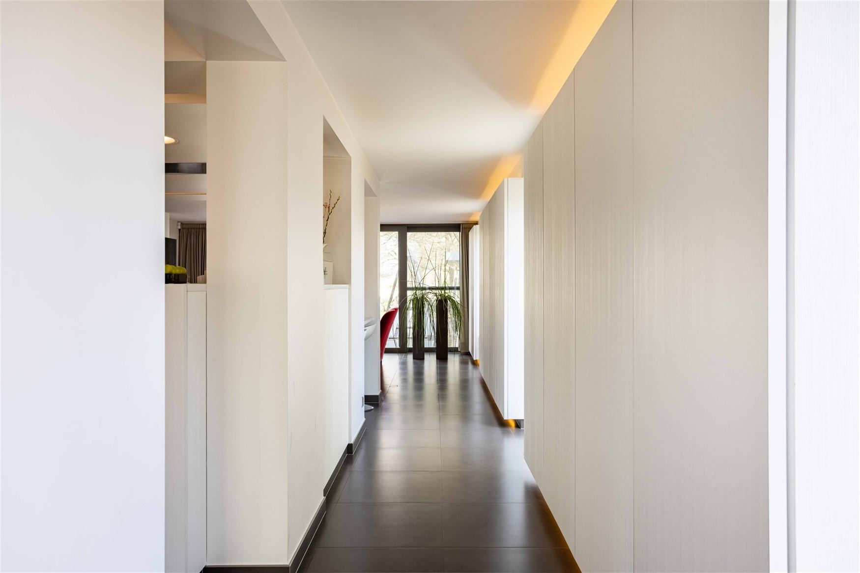 Gelegen in een residentiële bosrijke villawijk (één van de meest gegeerde en exclusieve woonzones uit de regio) en in een bijzonder rustige woonomg...