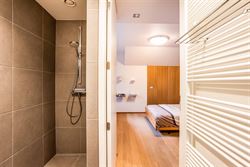 Gelegen in een residentiële bosrijke villawijk (één van de meest gegeerde en exclusieve woonzones uit de regio) en in een bijzonder rustige woonomg...