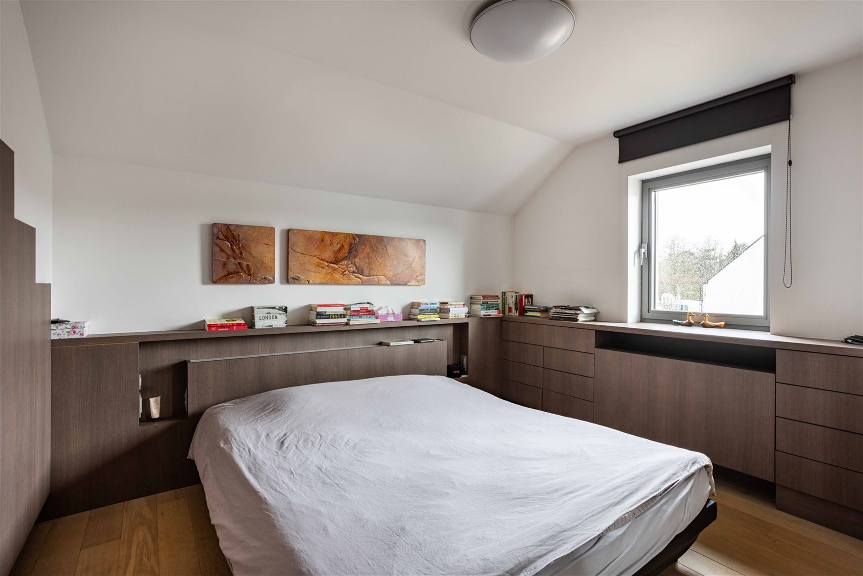 Gelegen in een residentiële bosrijke villawijk (één van de meest gegeerde en exclusieve woonzones uit de regio) en in een bijzonder rustige woonomg...