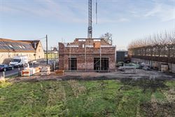 In het landelijke Lotenhulle, een deelgemeente van Aalter, realiseert een lokaal en gerenommeerd familiebedrijf deze prachtige vrijstaande nieuwbouwwo...