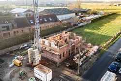 In het landelijke Lotenhulle, een deelgemeente van Aalter, realiseert een lokaal en gerenommeerd familiebedrijf deze prachtige vrijstaande nieuwbouwwo...